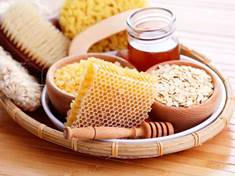 Med není jen na slazení. Přínosný je i pro nehty a vlasy