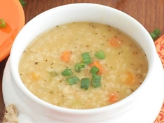 Jednoduchá, rychlá a zdravá polévka se zeleninou a ovesnými vločkami.
