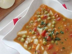 
	Recept na sytou polévku z rajčat, mrkve a brambor.

