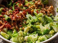 Brokolice je výtečným zdrojem vitamínů ,bílkovin a dalších prospěšných látek. Vyzkoušejte rychlý , snadný recept na brokolicový salát .
