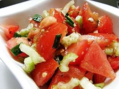 
	Recept na letní osvěžující salát z rajčat a naťového celeru.
