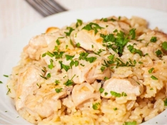 Krémové rizoto s kuřecím masem je lahodný a výživný pokrm, který si zamilujete. Je to skvělá volba pro rychlý oběd nebo slavnostní večeře.
