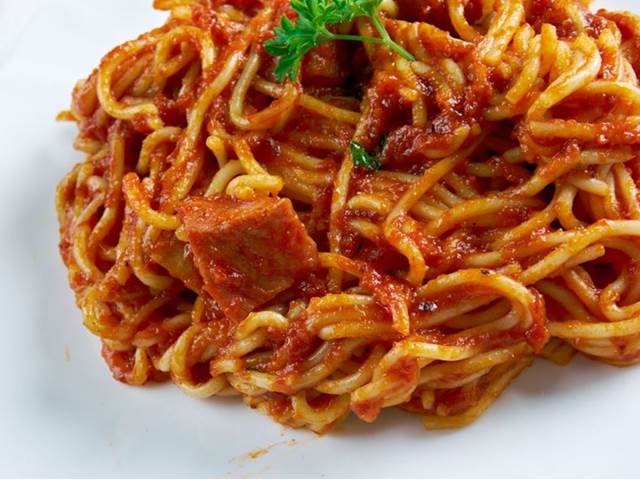 Špagety s jednoduchou omáčkou.