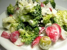 
	Velmi jednoduchý salát z brokolice, který zažene hlad.
