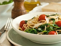 Špagety lze připravit na x způsobů, vyzkoušejte špagety s cherry rajčaty a baby špenátem.
