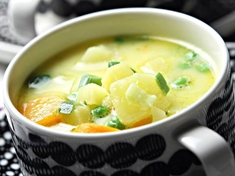 Polévka plná dobré zeleniny.
