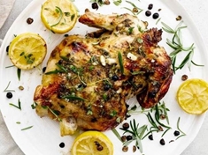 Kuře lze připravit na mnoho způsobů. Jeden z receptů je kuře pečené s jalovcem.
