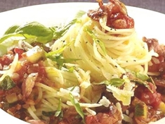 Špagety lze připravit na hodně způsobů. Vyzkoušejte je s křupavou slaninou.
