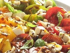 Salátová variace středomořské kuchyně. Salát můžete kombinovat podle chuti a zásob .
