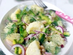 
	Recept na rychlý bramborový salát s bílou fazolí, kde můžete využít zbytek vařených brambor.
