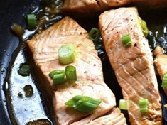 Místo smaženého kapra si připravte zdravého , dušeného lososa.
