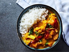 Tento recept na curry ze sladkých brambor s rýží je skvělým způsobem, jak připravit zdravý a chutný pokrm. Sladké brambory jsou plné vitamínů a vlákniny, zatímco rýže dodává potřebnou energii. Curry koření dodává tomuto jídlu exotický nádech.
