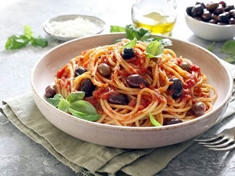 Špagety puttanesca jsou klasickým italským receptem, který je plný chuti a jednoduchý na přípravu. Tento recept je ideální pro rychlý oběd nebo večeři.

