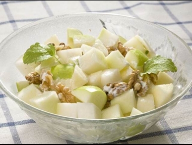 Salát z kedlubny a jablek