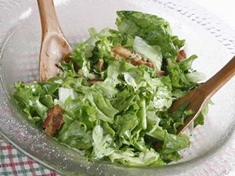jednoduchá příprava hlávkového salátu a restovanou slaninou                                            