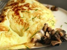 
	Nevíte co k večeři? Vyzkoušejte omeletu. Můžete ji naplnit prakticky čímkoliv, co najdete doma v ledničce.
