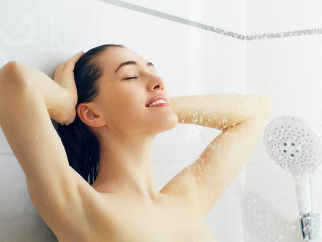 Sprcha zajistí nejen očistu těla. Ta večerní vám pomůže i usnout