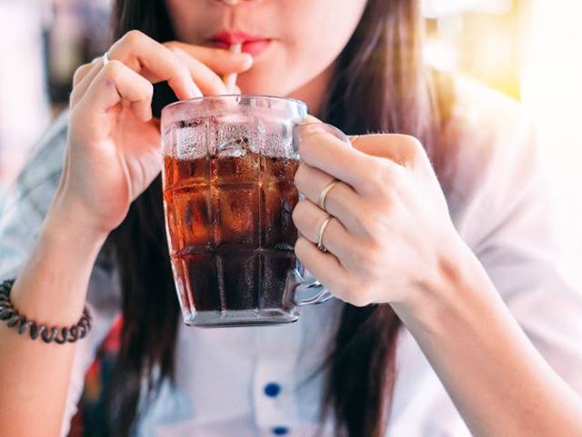 Jedna sklenice sladké limonády denně sníží šanci na početí o čtvrtinu