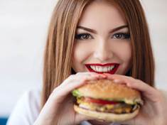 Dospívající, kteří jedí nezdravé jídlo, mohou mít poškozený mozek