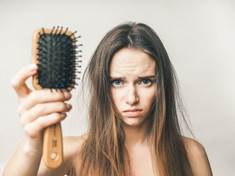 Příčiny padání vlasů