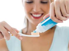 Zubní pasta funguje také jako odlakovač a univerzální čistič