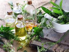 Vyrobte si domácí bylinkový ocet, olej a pesto