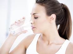 Pití teplé vody s sebou nese i zdravotní rizika