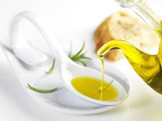 Využití olivového oleje mimo kuchyni: Oživí dřevo i lakované boty