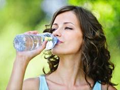 Triky, jak pít více vody. A tím rychleji hubnout