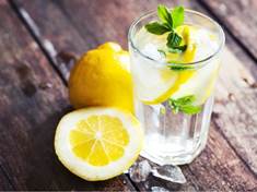 Ranní pití vody s citronem kompletně zlepší den