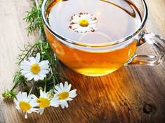 Pravidelné popíjení heřmánkového čaje zlepší spánek i trávení