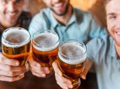Střídmé popíjení alkoholu život nezkracuje, právě naopak