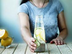 Pití vody s citronem má svá pravidla