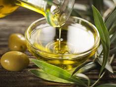 Naučte se v ústech převalovat olivový olej. Zbaví vás zubního plaku i migrén