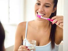 Překvapivé prostředky proti zubnímu plaku. Stačí mít sodu a jablečný ocet