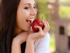 Každodenní konzumace jablka prospívá tělu od hlavy až k patě