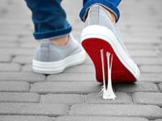 Tipy, jak odstranit přilepenou žvýkačku z bot nebo oblečení