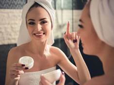 Proč byste měli vyhledávat krémy a šampony se sulfidem selenu