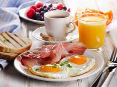 Vydatnou snídani zajistí místo cereálií vajíčka 