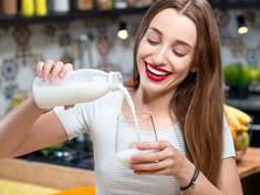 Kravské mléko na pranýři. Jak je to s antibiotiky a hormony, které obsahuje?