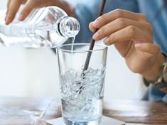 Může pití studené vody opravdu způsobit nachlazení?