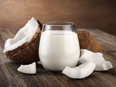 Proč si jednou za čas dopřát kokosové mléko. Tyhle účinky vás přesvědčí