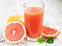 Naplňte si skleničku zdravým grapefruitovým džusem