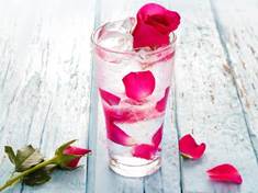Připravte si domácí hydratační nápoj z plátků růží