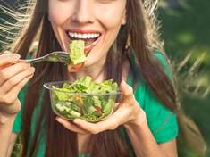 Možné důvody, proč vám po zeleninovém salátu není nejlépe