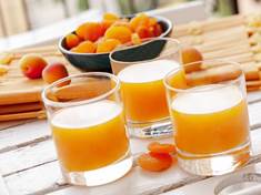 Časté pití meruňkové šťávy zajistí pružnou pleť