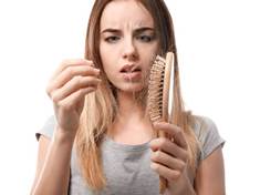 Padající vlasy: Na vině může být antikoncepce i kosmetika