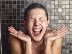 Proč je dobré dát si po tréninku studenou sprchu