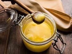 Kdo by se měl vyhýbat přepuštěnému máslu