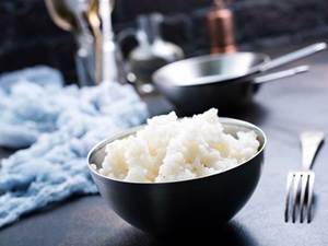 Před vařením je nezbytné rýži propláchnout